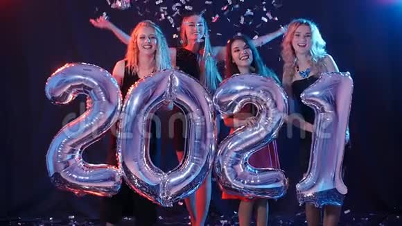 新年快乐一群年轻女性正在享受乐趣并拥有更多的2021年视频的预览图