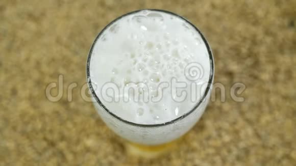 啤酒泡沫从啤酒花酿造在一个私人工艺啤酒厂的背景下浅麦芽粒在慢运动视图视频的预览图