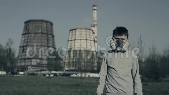 戴着防毒面具的小男孩对抗工厂烟囱这个男孩因为污染而窒息他咳嗽视频的预览图