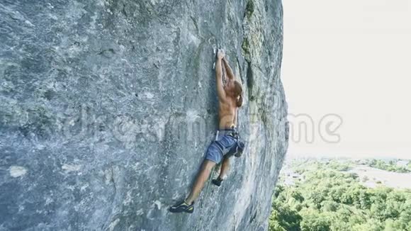 肌肉强壮的人在艰难的运动路线上攀岩攀岩者用力移动和跌倒视频的预览图