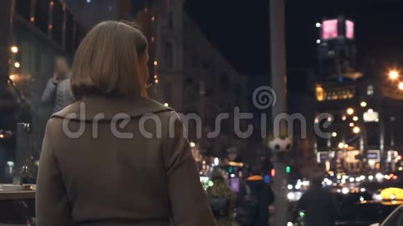 美丽的女人走在明亮的城市街道上眨眼调情幸福视频的预览图