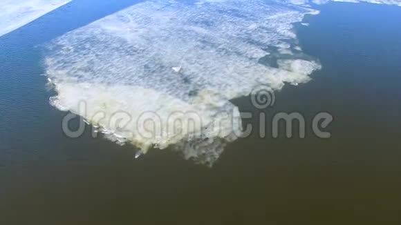 4K融化冰在河流海洋海洋上空中飞行视频的预览图