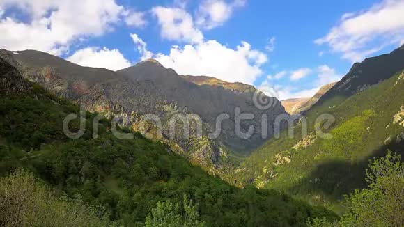 西班牙加泰罗尼亚比利牛斯山脉Nuria山谷附近的一段时间流逝的片段视频的预览图