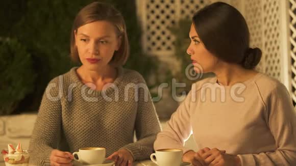 两个女朋友吵吵嚷嚷坐在咖啡馆里误会视频的预览图