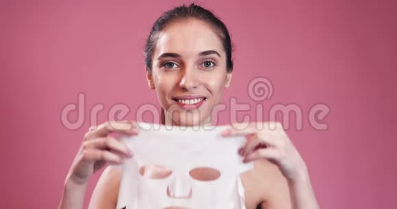 微笑的女孩拿着面具视频的预览图