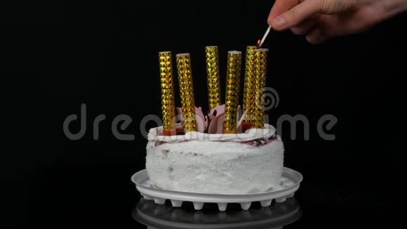 女人手在一个美丽时尚的甜鲜白糕点上点上蜡烛蛋糕上有樱桃果酱上面装饰着奶油和视频的预览图