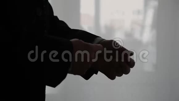 一个成功的人的特写是戴上手表男人用手表手看着男人手放着视频的预览图