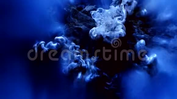 墨汁旋流火山爆炸蓝混烟视频的预览图
