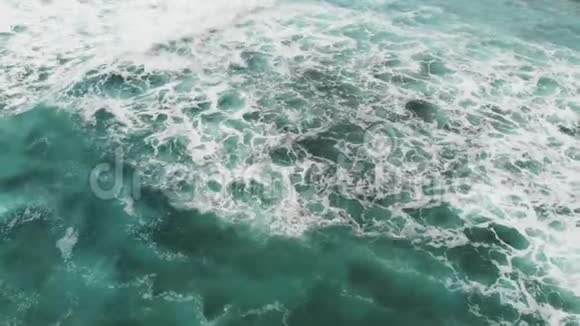 在加那利群岛的特内里费火山海滩附近滚动的小波浪从上面可以看到空中景色视频的预览图