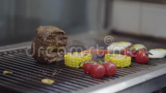 牛排番茄樱桃玉米烤炉上的柠檬草视频的预览图