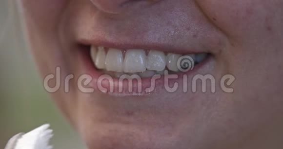 女人用牙刷清洁牙齿的慢动作视频视频的预览图