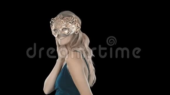 戴着威尼斯金色面具和晚礼服的金发女人微笑着弯腰回来新年聚会公司聚会视频的预览图