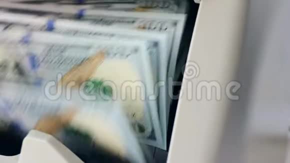 银行里的一台特殊机器里有一堆钞票视频的预览图