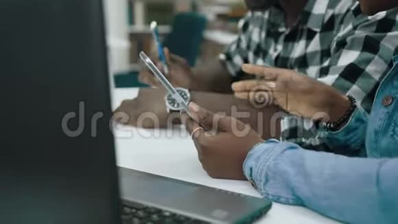 在图书馆里用平板电脑近距离拍摄非洲学生视频的预览图