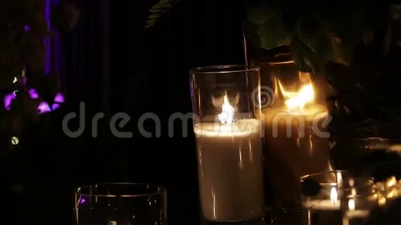 许多蜡烛在黑暗中燃烧视频的预览图