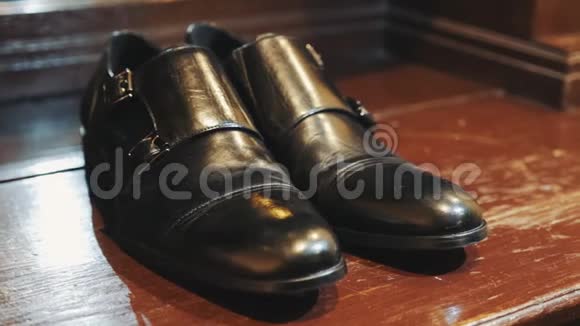 男人鞋子把黑色皮革男鞋给新郎的时髦黑鞋视频的预览图