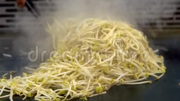 慢动作亚洲人在台湾夜市煮豆子视频的预览图