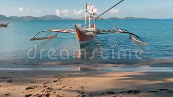 传统菲律宾邦卡船的万向节拍摄停泊在华丽的热带海滩上旅行概念巴拉望岛视频的预览图