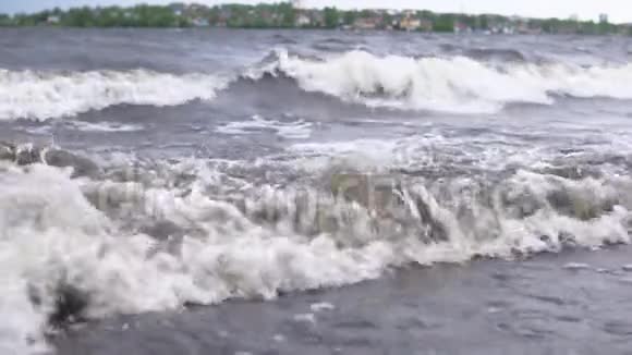 暴风雨后肮脏的大海视频的预览图