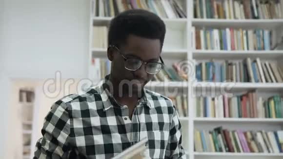 多莉拍摄的非洲男学生走过图书馆给五个有魅力的非洲女学生和视频的预览图