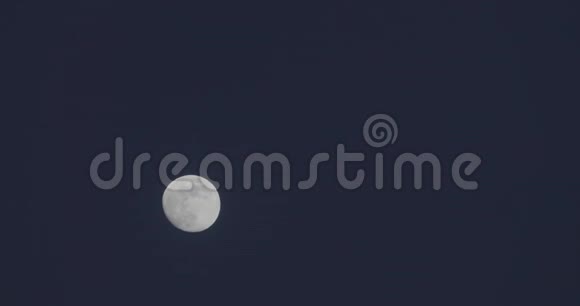 月亮在夜空中移动视频的预览图