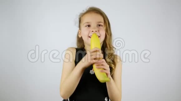 有趣的女孩用香蕉唱歌视频的预览图