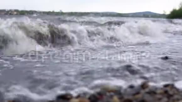 暴风雨后肮脏的大海视频的预览图