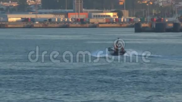 港口的领航船视频的预览图