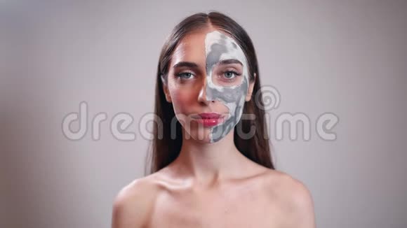 半边脸戴着粘土面具的少女微笑视频的预览图