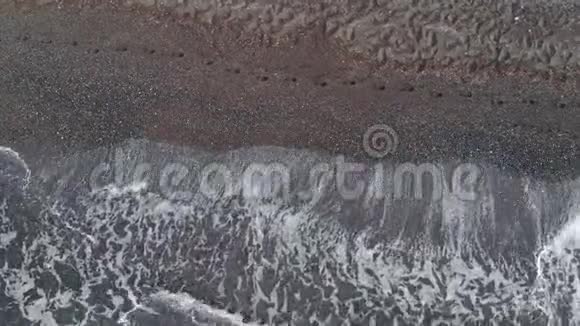 希腊圣托里尼岛的黑沙滩上的波浪视频的预览图