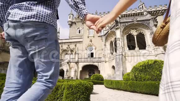 一对年轻夫妇手牵手在美丽的建筑附近视频的预览图