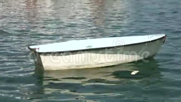 一艘白色的小船在水面上视频的预览图
