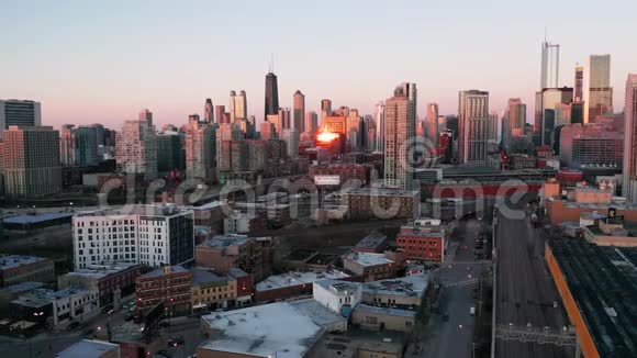 伊利诺斯州芝加哥市中心的建筑物和街道上的晚日落折射视频的预览图