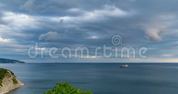 风暴来临前海湾的时间流逝龙卷风的出现美丽的海景视频的预览图