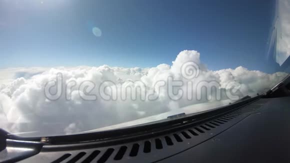 当飞越积云时可以看到飞行中的云顶视频的预览图