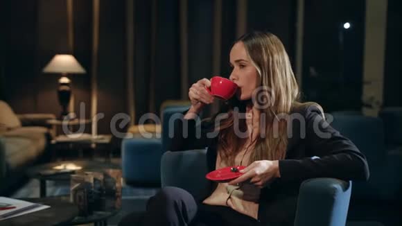 商务女性在酒店休息室喝咖啡女商人放松视频的预览图
