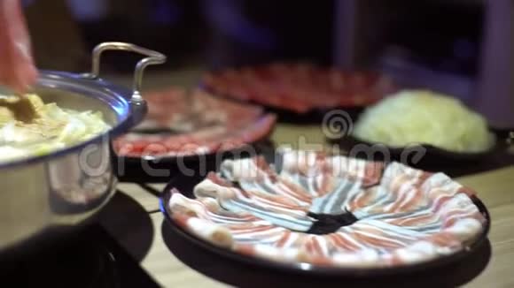 4K传统北京风格的中国火锅与甜甜圈形状的黄铜锅视频的预览图