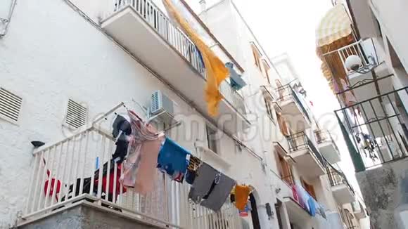 床单在地中海城市的白色阳台上晃动视频的预览图