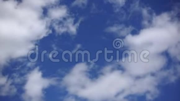 蓬松的云时间推移蓝天背景下的白云清洁空气概念视频的预览图
