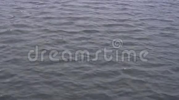 平静的碧波荡漾在江中城市运河水面冥想的抽象背景视频的预览图