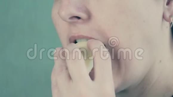 女孩咀嚼一个美味的苹果视频的预览图