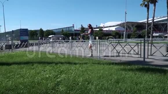 年轻的嬉皮士穿着布吕内特的衣服在公园里跳过栅栏到不被割的地方并弯曲规则视频的预览图