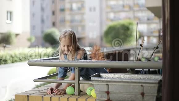 一个金发女孩用磁铁做图形视频的预览图