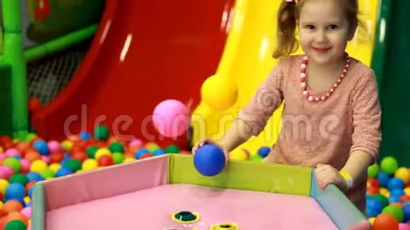 小女孩在操场上玩五颜六色的气球宝宝在房间里玩游戏视频的预览图