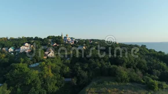 小镇的空中观景教堂视频的预览图
