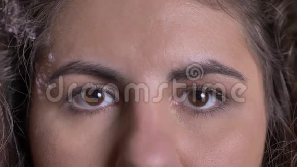 超重的白种人女人的特写眼画像在黑色背景下和微笑地看着镜头视频的预览图