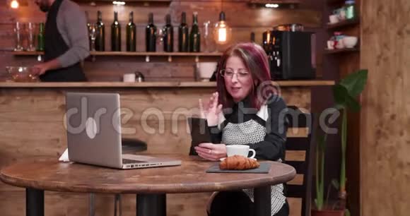 在视频通话中放大成年女商人的镜头视频的预览图