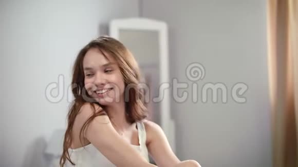 快乐的女人早上微笑微笑的女人在床上做梦的肖像视频的预览图
