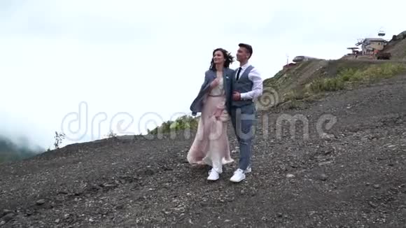 新婚夫妇走过山景视频的预览图