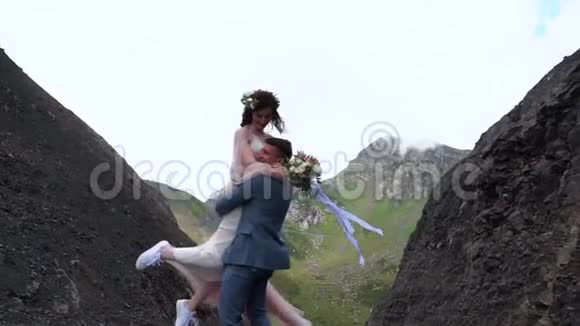 新婚夫妇庆祝婚礼远在山野上视频的预览图